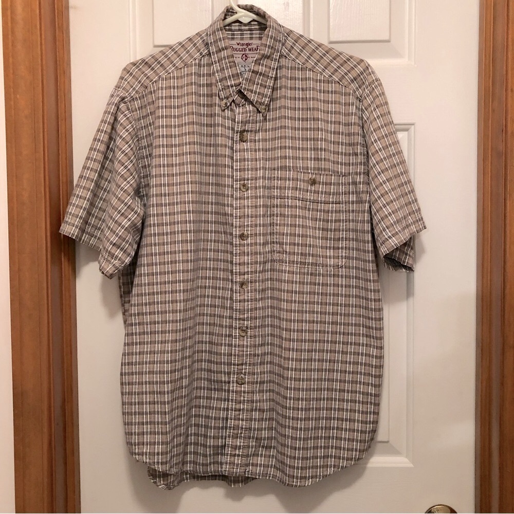 Men’s size L short-sleeved button-down Wrangler Rugged Wear shirt 🌻
